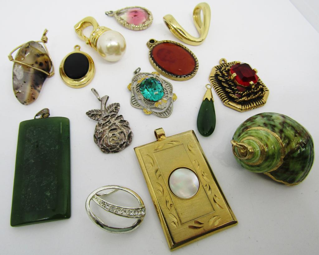 LARGE ASSORTED FASHION PENDANT LOT (1 of 2)