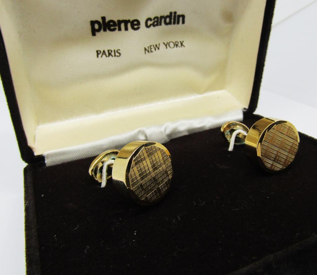 PIERRE CARDIN CUFF LINKS IN CASE: GOLD TONED LARGE ROUND CUFF LINKS W/ ETCHED DESIGN IN DRK BRWN VELVET CASE