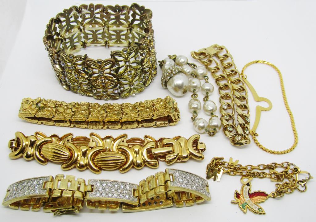 LARGE GOLD TONED BRACELET LOT: 1 CUFF W/ RHINESTONES, 3 ASSORTED CHUNKY LINK BRACELETS, 3 CHAIN LINK BRACELETS W/ RHINESTONES OR CHARMS, 1 SMALL BRACELET W/ FAUX PEARLS & ACORN CHARM (MISSING SOME SMALL FAUX PEARLS)