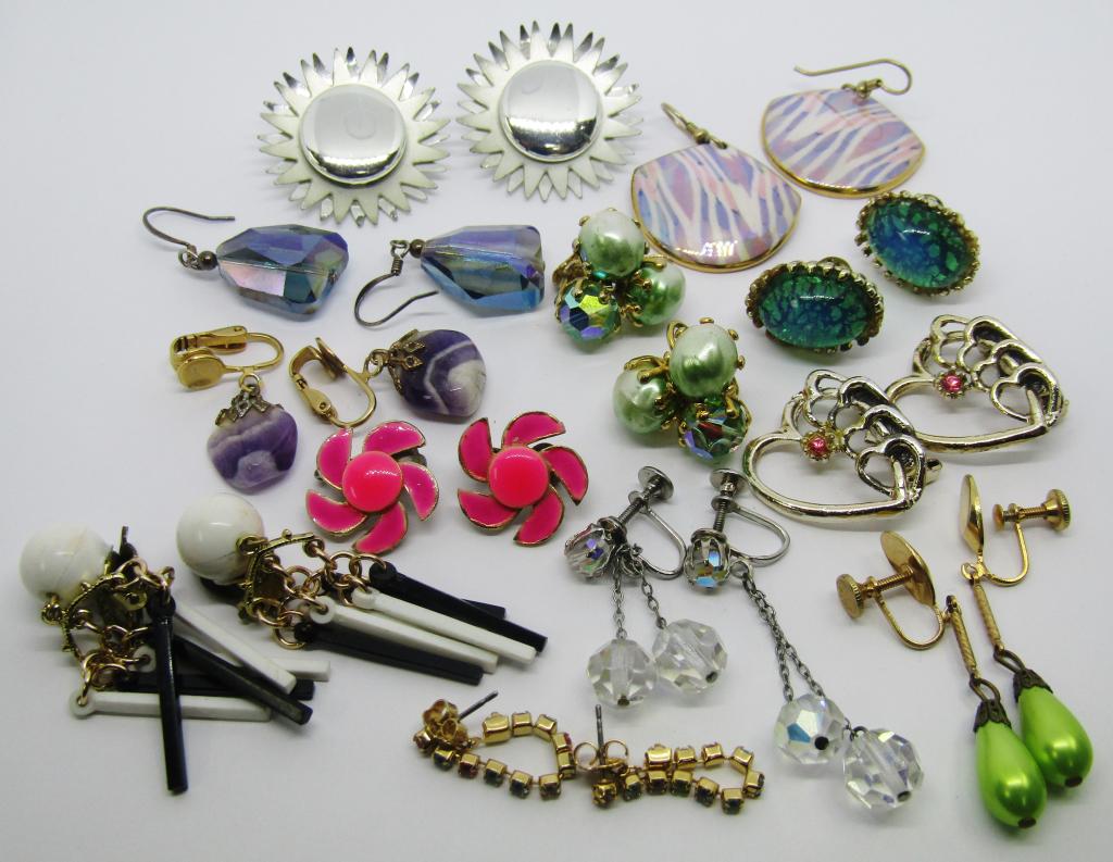 COLORFUL FASHION JEWELRY LOT (1 of 4)
