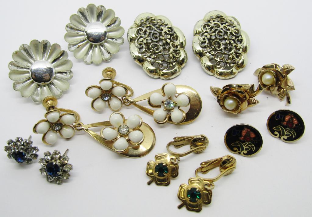 BEAUTIFUL FLOWER EARRING LOT (1 of 3)