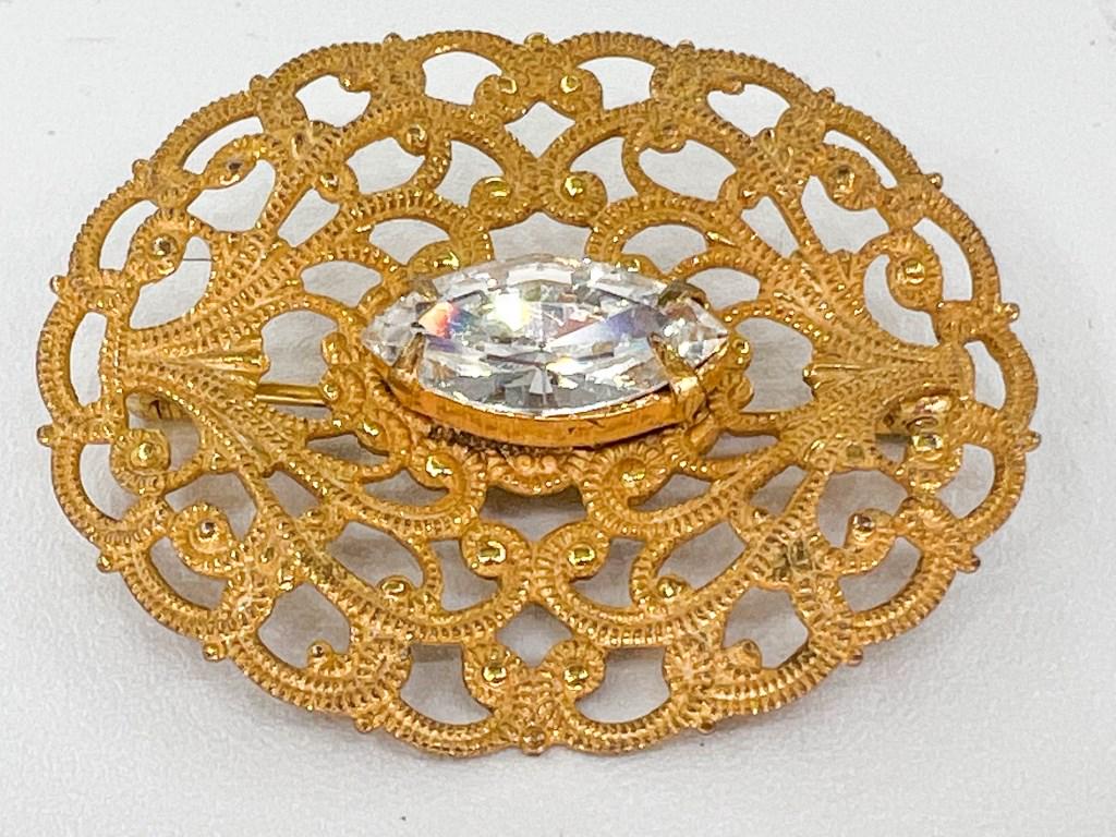 MIRIAM HASKELL OVAL BROOCH WITH STONE: MIRIAM HASKELL OVAL BROOCH WITH STONE, VINTAGE ,NICE CONDITION HASKELL