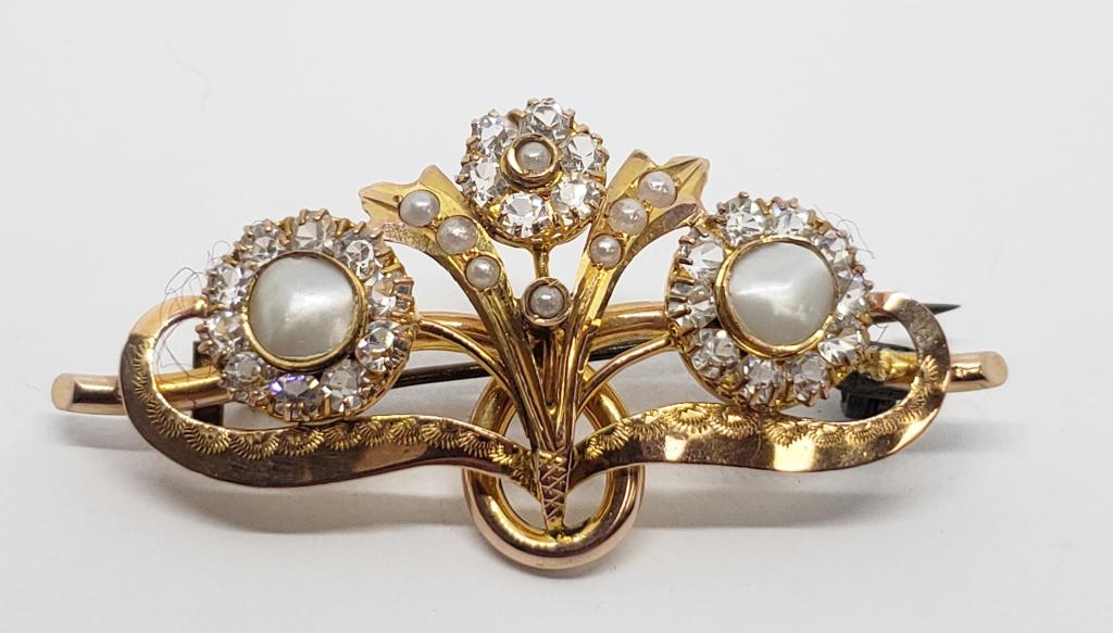 MONET BROOCH WITH SHINY RHINESTONES: MONET BROOCH WITH SHINY RHINESTONES , GORGEOUS VINTAGE MONET