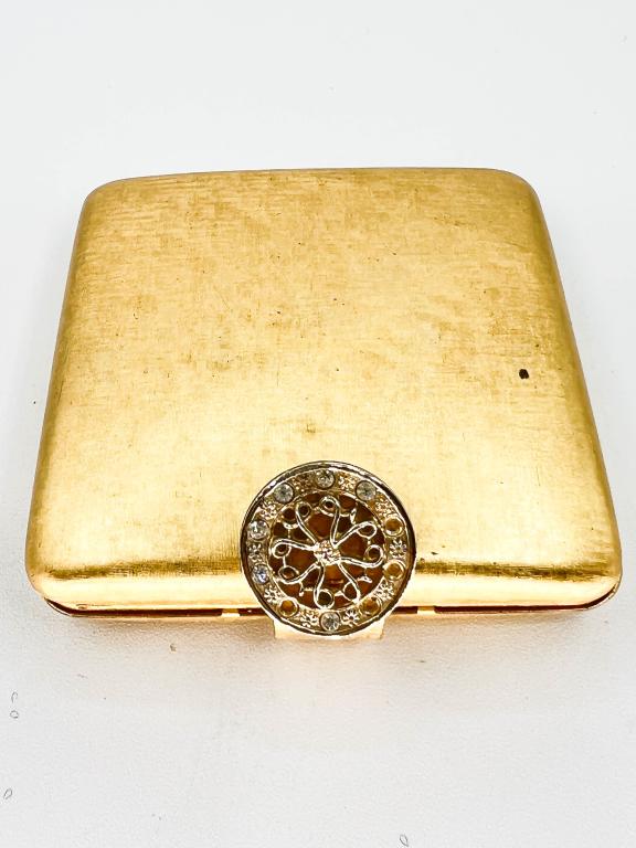 AVON VINTAGE COMPACT W APPLICATOR INSIDE: AVON VINTAGE COMPACT W APPLICATOR INSIDE , BEAUTIFUL ORNATE SNAP CLOSURE, STILL A LITTLE PRODUCT, MEMORIES !