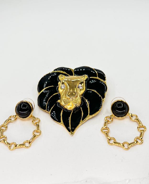 LARGE BLACK AND GOLD LIONS HEAD BROOCH & (1 of 3)