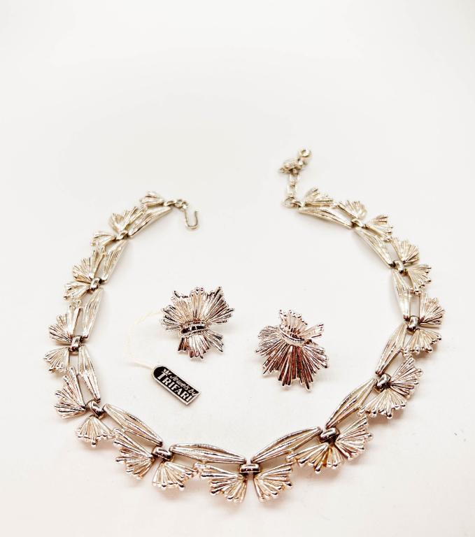 TRIFARI NECKLACE AND EARRING WITH TRIFARI TAG: TRIFARI NECKLACE AND EARRING WITH TRIFARI TAG