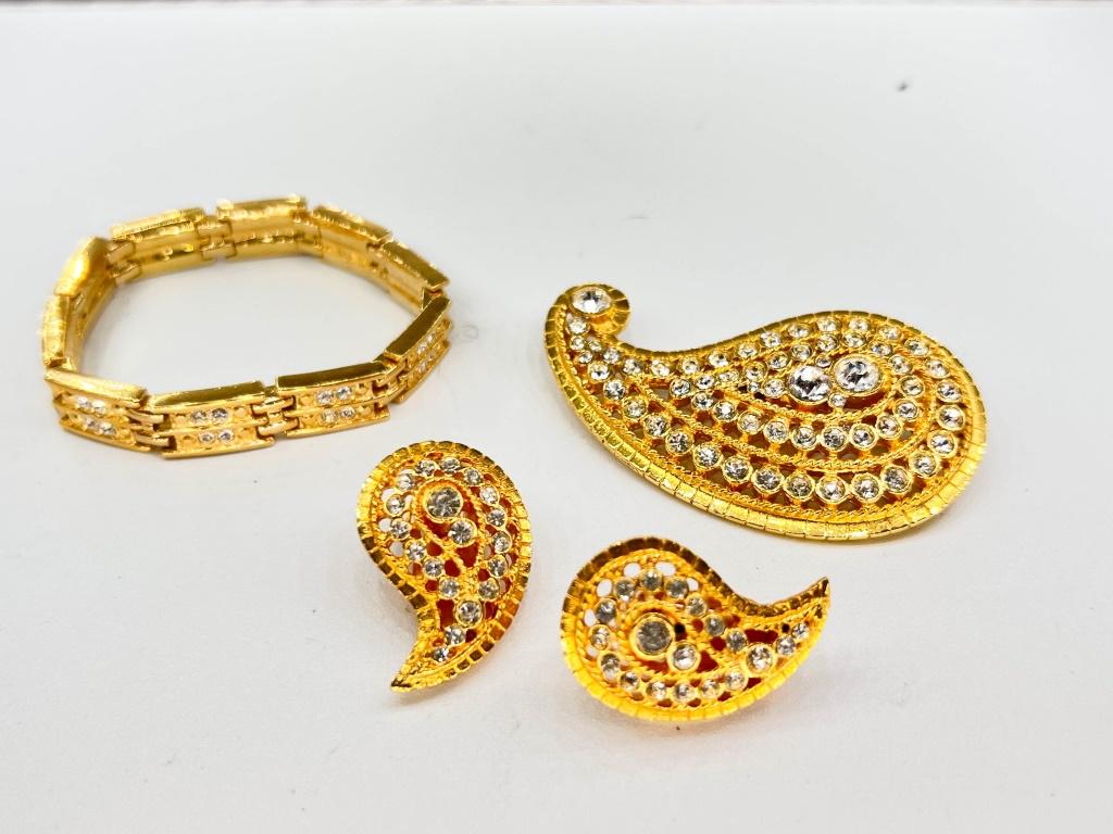 GORGEOUS RHINESTONES ON GOLD TONE FINISH (1 of 2)