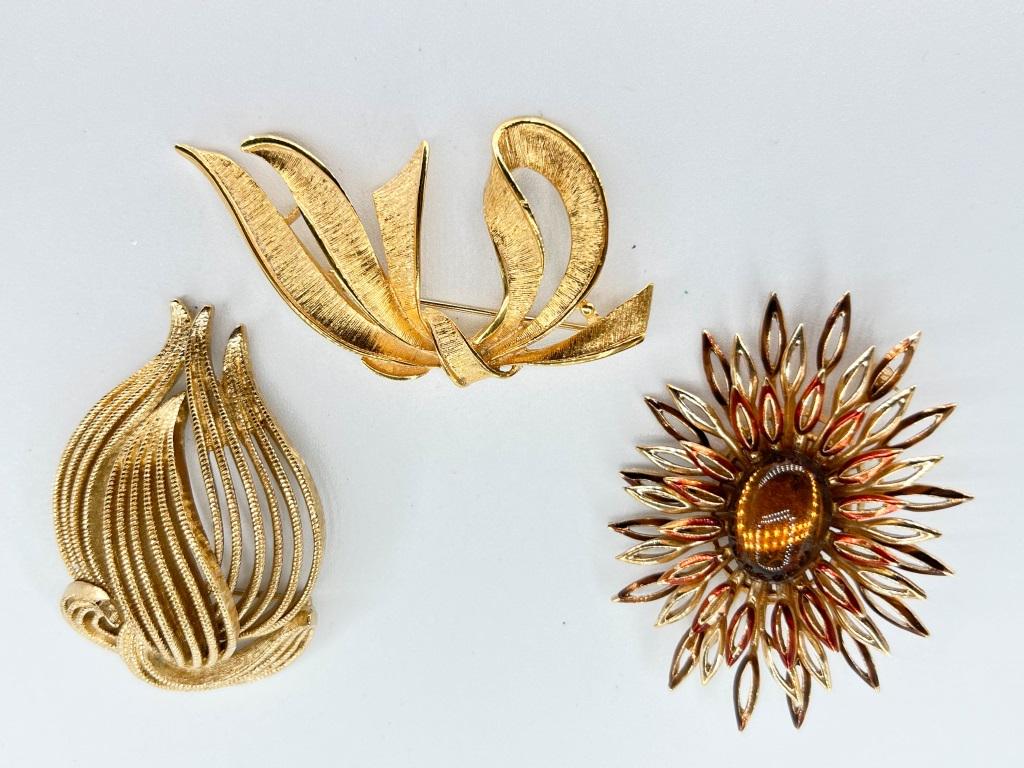 VINTAGE NAPIER, MONET, TRIFARI BROOCH LOT (1 of 2)