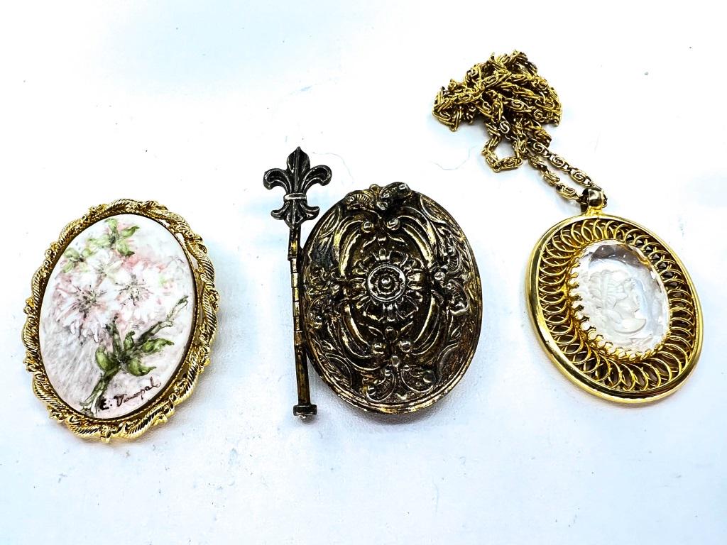VICTORIAN LOOK FILIGREE BROOCHES AND NECKLACE: VICTORIAN LOOK FILIGREE BROOCHES AND NECKLACE, ONE SIGNED , BEAUTIFUL !!!!!
