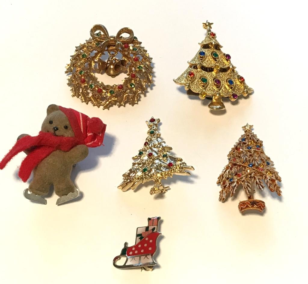 6 CHRISTMAS BROOCHES (1 of 5)
