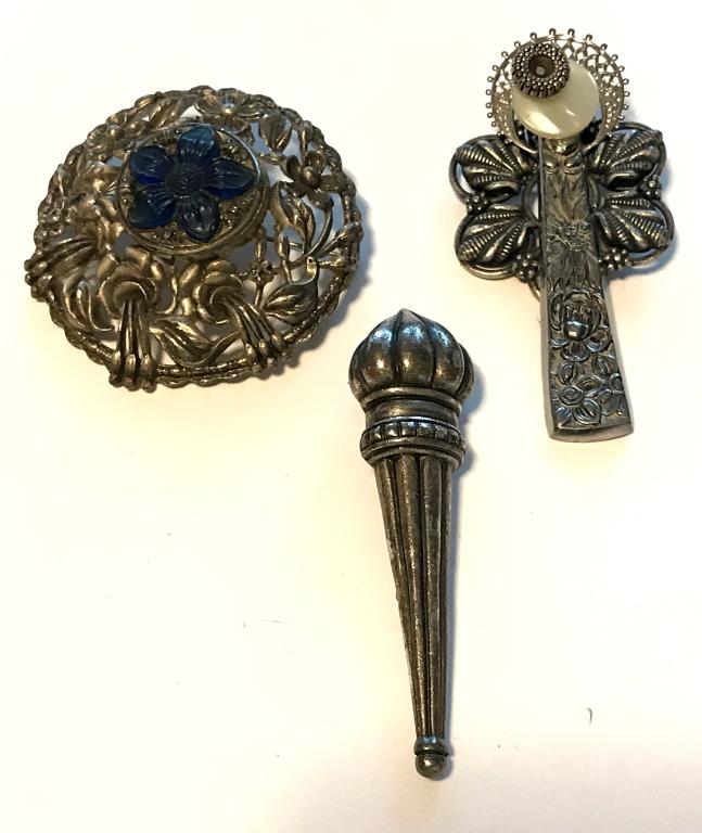 3 BROOCHES XL SILVER TONE: BID NOW!