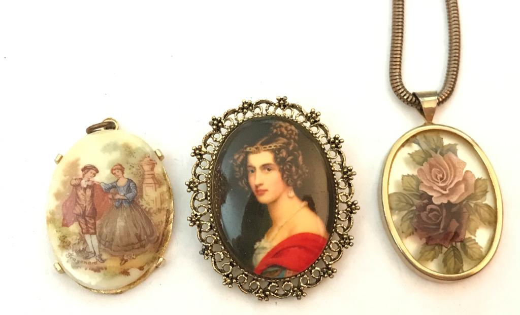 3 VINTAGE PENDANTS/ BROOCHES: BID NOW!