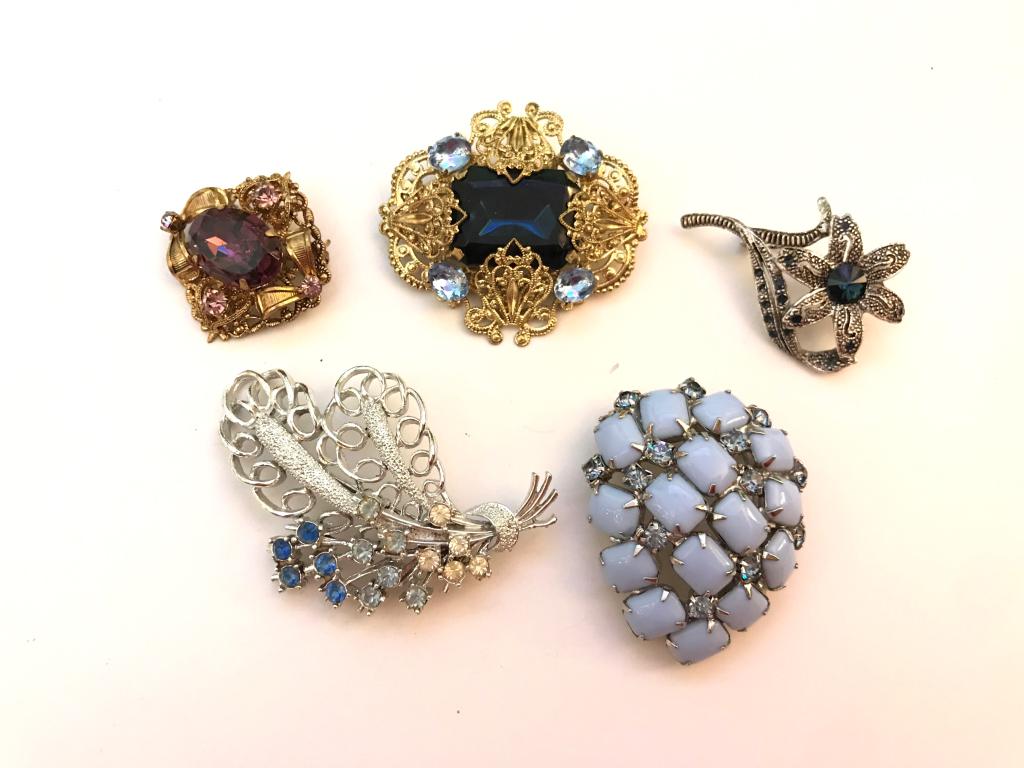 5 STUNNING BROOCHES W. COLORS (1 of 3)
