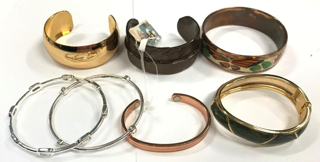 7 BANGLE/ BRACELETS: ONE W/ TAG "MUDD" BRAND, ONE MONET
