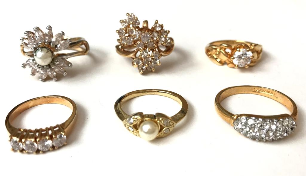 GOLD TONE RINGS W/ RHINESTONES: BID NOW!