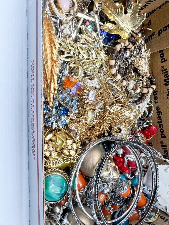 BULK LOT TREASURE BOX JEWELRY (1 of 4)