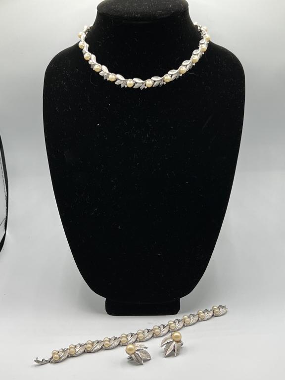 VINTAGE ELEGANCE TRIFARI SET: VINTAGE ELEGANCE TRIFARI SET OF MATCHING NECKLACE BRACELET AND EARRINGS