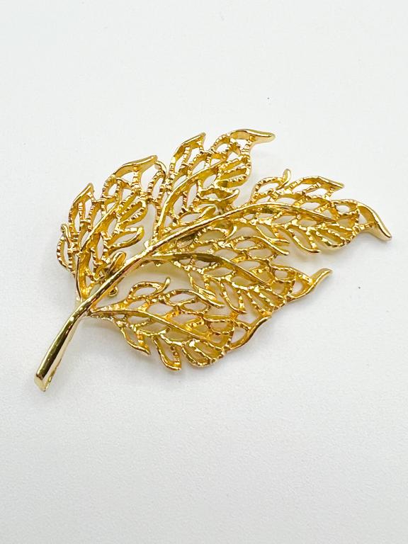 GERRYS LEAF SCROLL BROOCH (1 of 1)