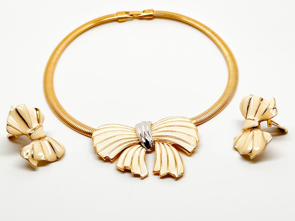 TRIFARI BOWS SET, LIKE NEW: TRIFARI BOWS SET, LIKE NEW , SO PRETTY , TRIFARI CLASSIC