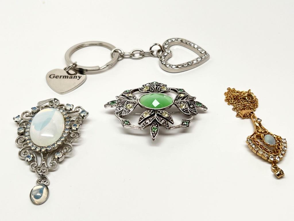 PENDANT, BROOCH,KEYCHAIN: PENDANT, BROOCH,GERMANY KEYCHAIN