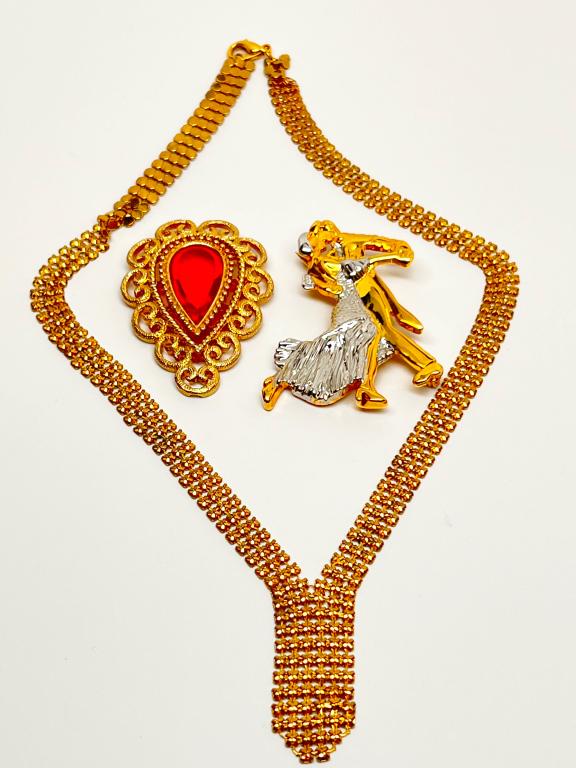 ROMANTIC DANCERS + FILIGREE: ROMANTIC DANCERS + FILIGREE SURROUND ON STONE PENDANT AND MESH FOIL NECKLACE