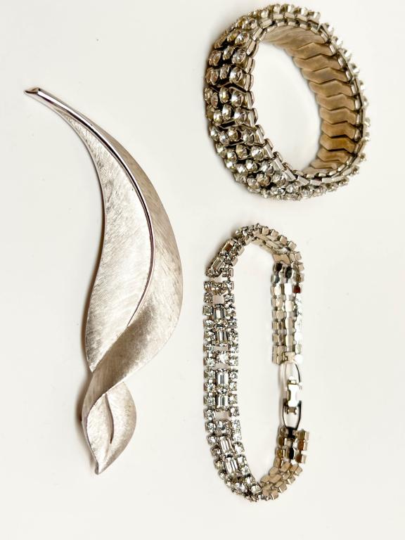 1 TRIFARI AND 2 BRACELETS: 1 TRIFARI AND 2 BRACELETS, LARGE TRIFARI BROOCH, 2 SHINY RHINESTONE BRACELETS