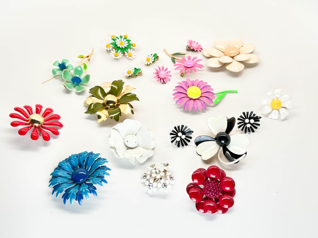 LARGE ENAMEL COLLECTION (1 of 4)