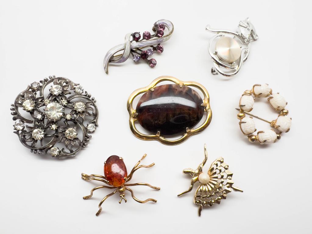 7 BROOCH LOT,1 CORO, VARIETY: 7 BROOCH LOT,1 CORO, VARIETY OF STYLES