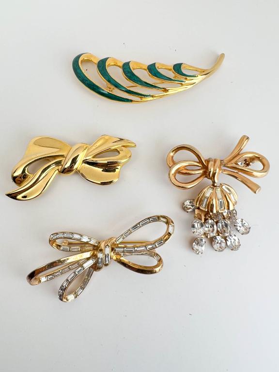 1 TRIFARI + MORE: 1 TRIFARI BOW + VINTAGE OTHERS