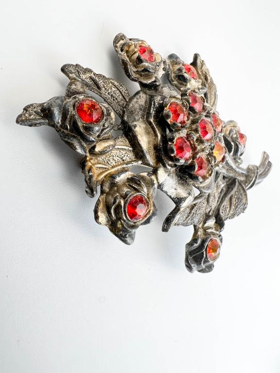 LN/25 OLD BROOCH (1 of 3)