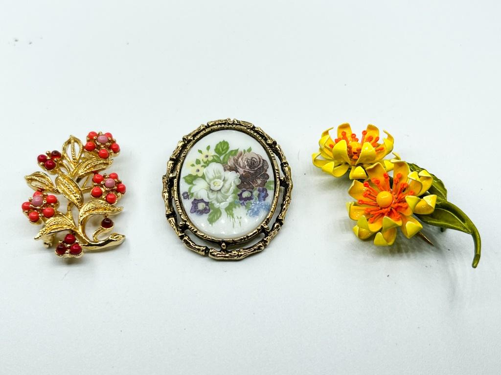 FLORALS, BRIGHT, PRETTY BROOCHES (1 of 1)