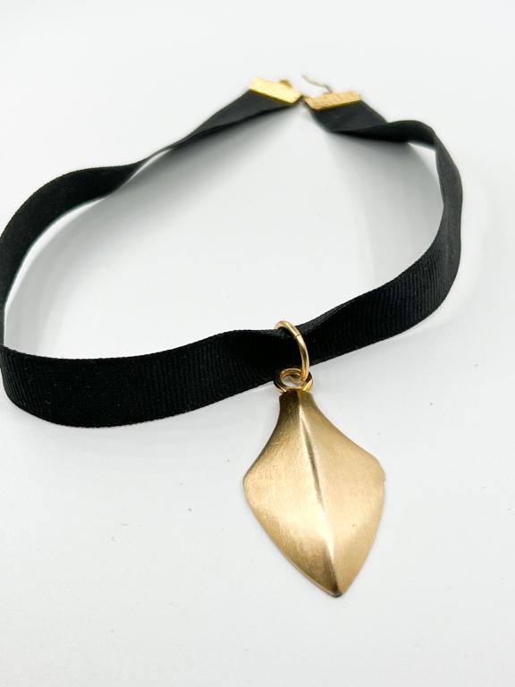VINTAGE CHOKER WITH PENDANT: VINTAGE BLACK CHOKER WITH PENDANT