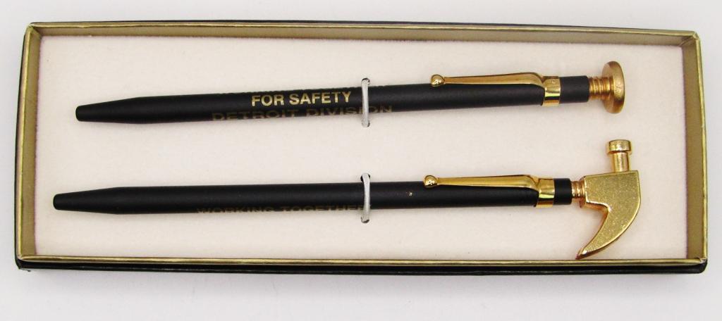 VINTAGE HAMMER AND NAIL PEN SET! (1 of 3)