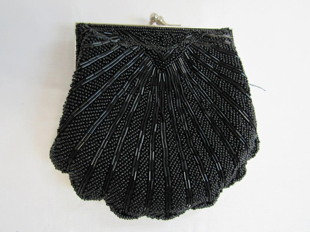 VTG. Black Glass Beaded Purse Bag Clam Shell (1 of 3)