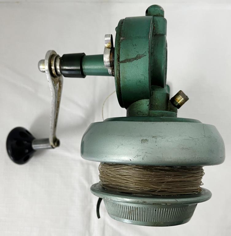 Vintage RU-Pacific Fishing Reel (1 of 7)