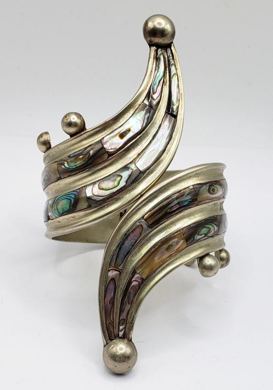 HENCHO EN MEXICO ALPACA CUFF WITH ABILONE (1 of 4)