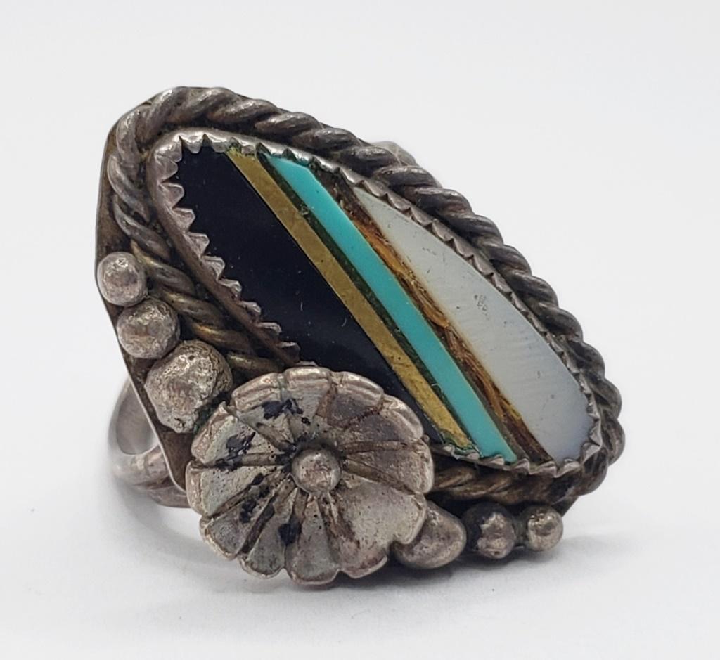 UNIQUE ZUNI STERLING FASION RING WITH FLOWER (1 of 3)