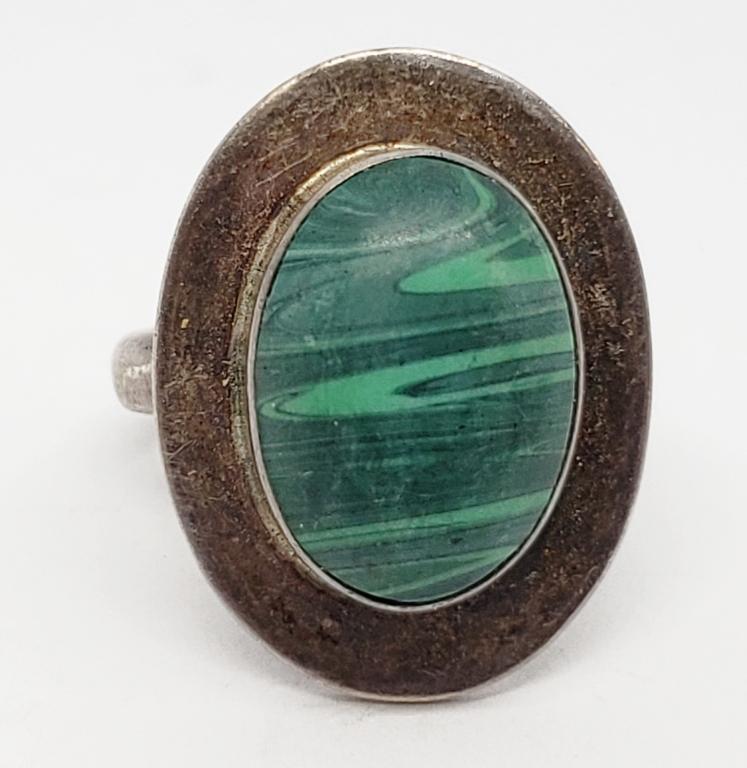 SIZE 7.5 SOUTHWESTERN STERLING RING WITH: MALACHITE CENTER STONE-TOTAL 5 DWT