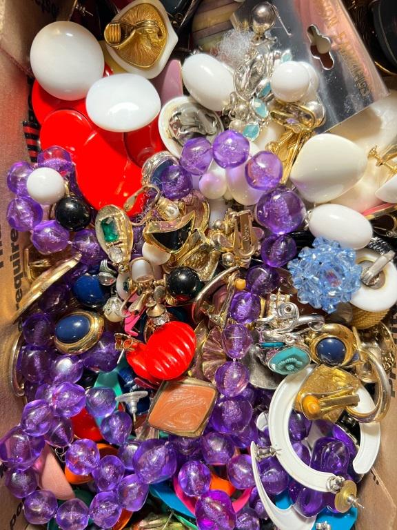 EARRINGS TREASURE BOX SAMPLER: EARRINGS TREASURE BOX SAMPLER, MATED PAIRS, 95PERCENT + WEARABLE CONDITION ITEMS !GREAT FOR PERSONAL COLLECTION OR SHARE WITH FRIENDS ! SMALL PRIORITY MAIL IN HOUSE SHIPPING MEANS YOU GET IT FAST ! FU