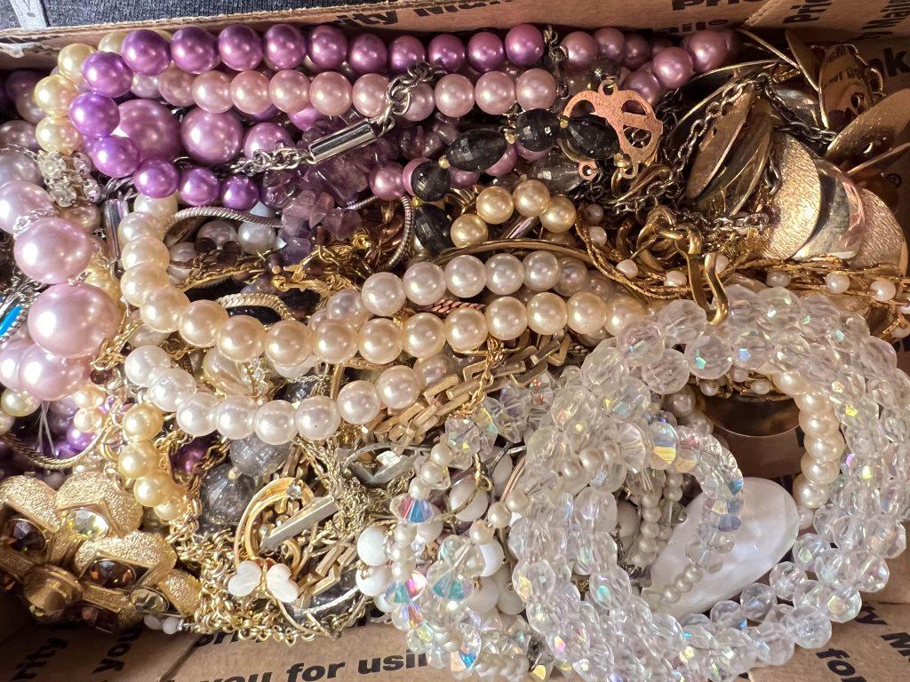 TREASURE BOX SAMPLER: TREASURE BOX SAMPLER, 90 PERCENT + WEARABLE CONDITION ITEMS !GREAT FOR PERSONAL COLLECTION OR SHARE WITH FRIENDS ! SMALL PRIORITY MAIL LOW COST BOX IN HOUSE SHIPPING MEANS YOU GET IT FAST ! FUN STUFF