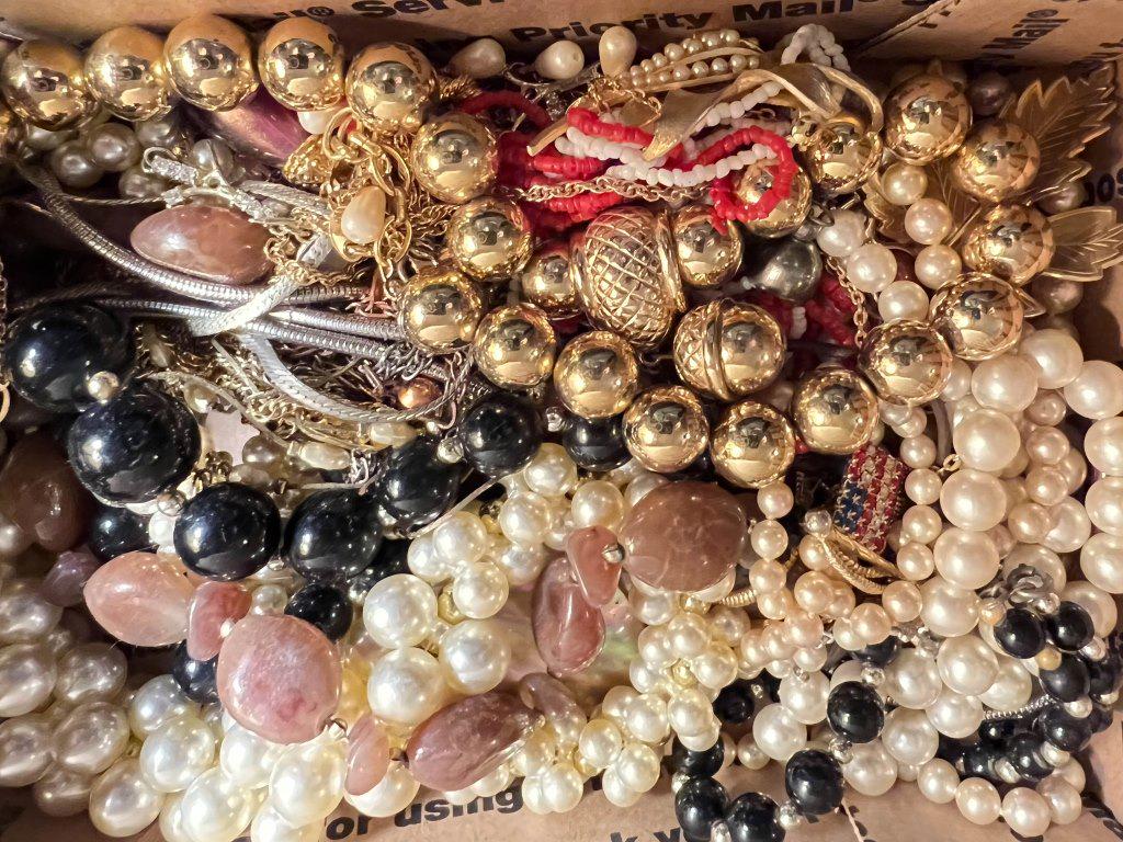 TREASURE BOX SAMPLER: TREASURE BOX SAMPLER, 90 PERCENT + WEARABLE CONDITION ITEMS !GREAT FOR PERSONAL COLLECTION OR SHARE WITH FRIENDS ! SMALL PRIORITY MAIL LOW COST BOX IN HOUSE SHIPPING MEANS YOU GET IT FAST ! FUN STUFF