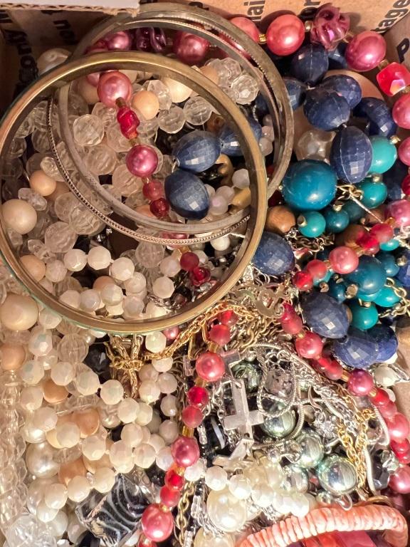 TREASURE BOX SAMPLER: TREASURE BOX SAMPLER, 90 PERCENT + WEARABLE CONDITION ITEMS !GREAT FOR PERSONAL COLLECTION OR SHARE WITH FRIENDS ! SMALL PRIORITY MAIL LOW COST BOX IN HOUSE SHIPPING MEANS YOU GET IT FAST ! FUN STUFF