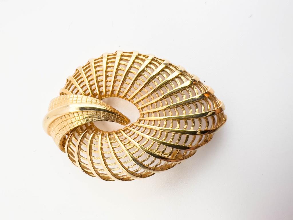 KRAMER SIGNED BROOCH: KRAMER SIGNED BROOCH