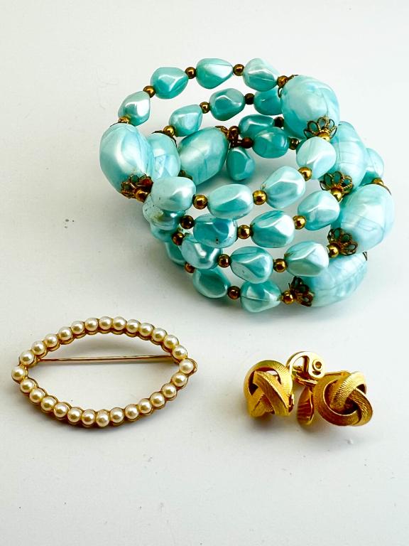 VINTAGE VARIETY LOT: VINTAGE VARIETY LOT , 1 MONET EARRINGS SET