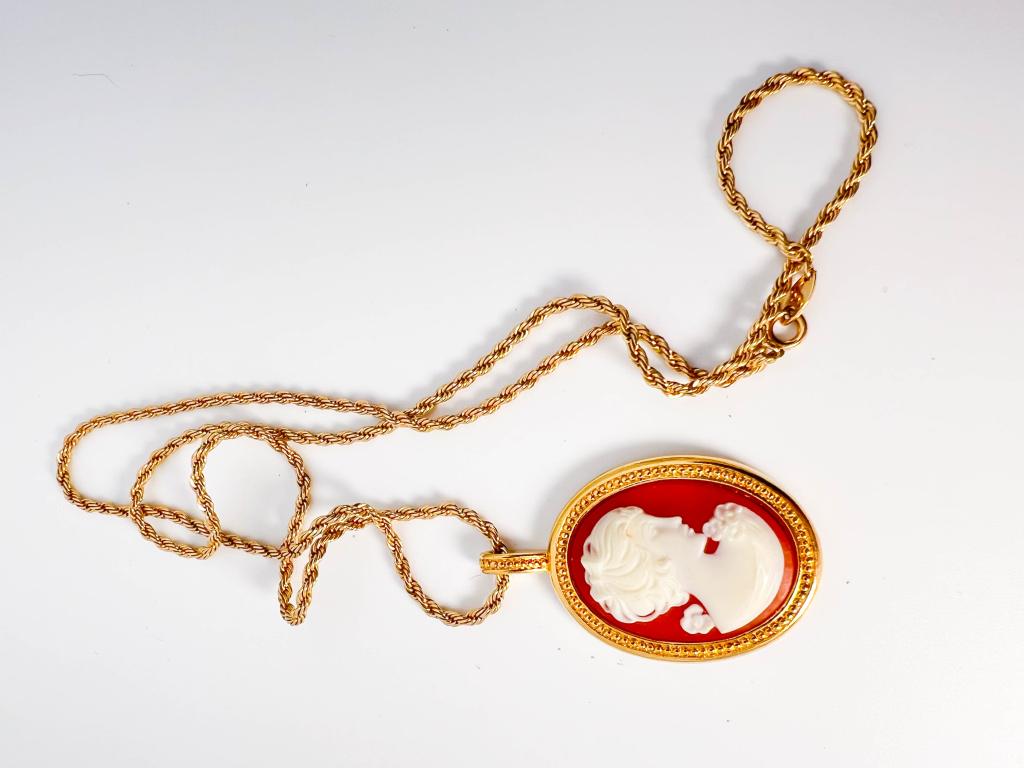 TRIFARI CAMEO NECKLACE: TRIFARI CAMEO NECKLACE