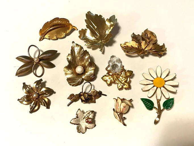 11 FLOWER/ LEAF BROOCHES/ GOLD TONE May 10, 2022 Premier Auctions