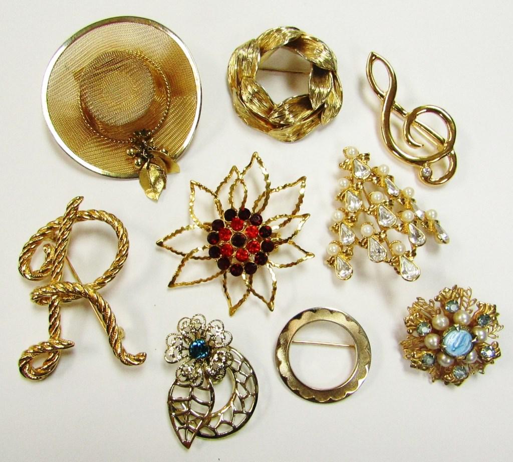 10 GOLD TONE BROOCHES (1 of 2)