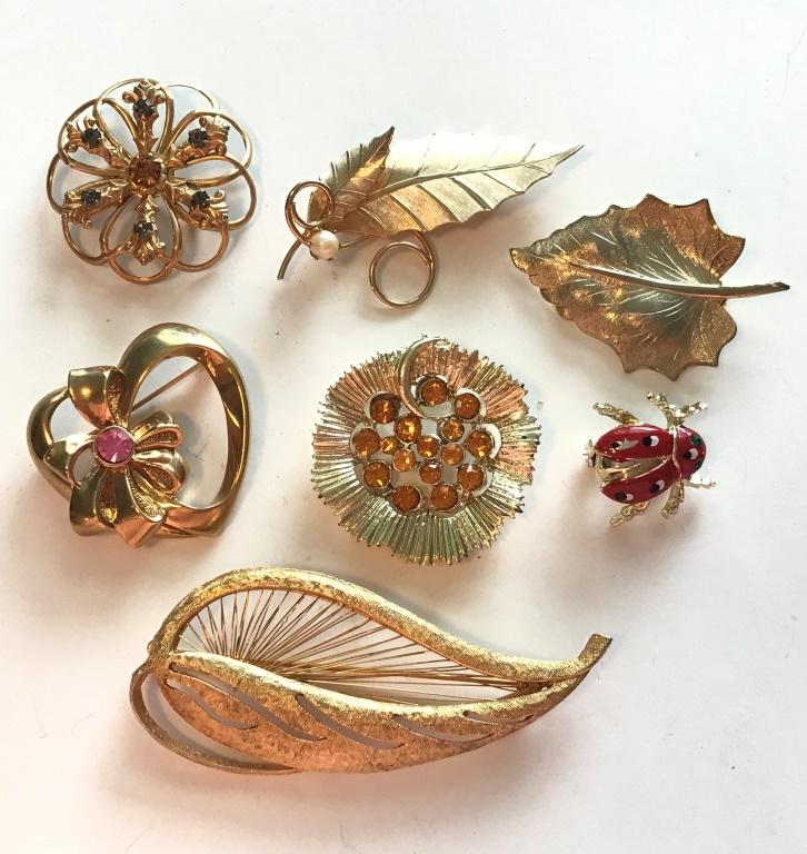 7 GOLD TONE BROOCHES (1 of 3)