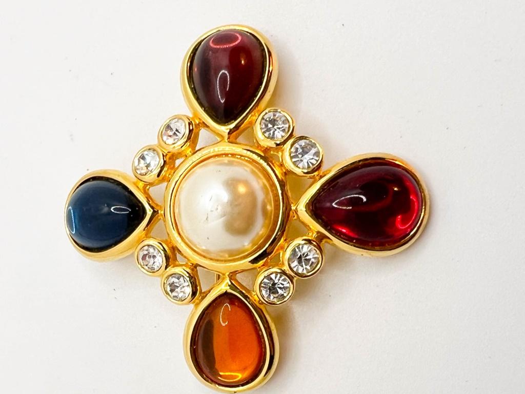 JOAN RIVERS LG BROOCH: JOAN RIVERS LG BROOCH