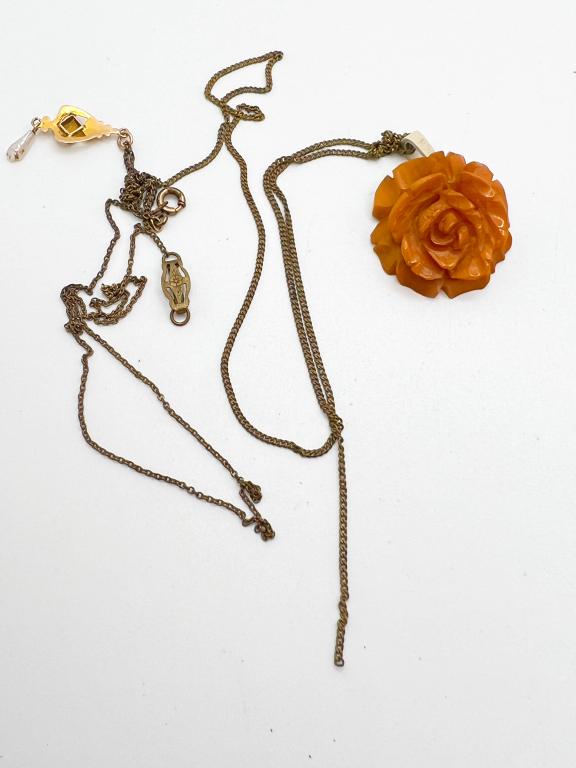BAKELITE NECKLACE: BAKELITE NECKLACE